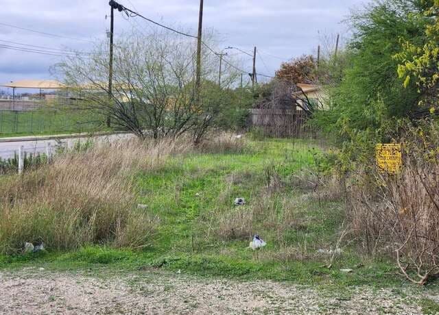 rental at 300 S San Augustine Ave in San Antonio, TX — photo 1