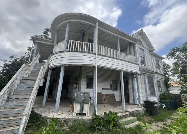 rental at 1225 Wyoming St in San Antonio, TX — photo 2
