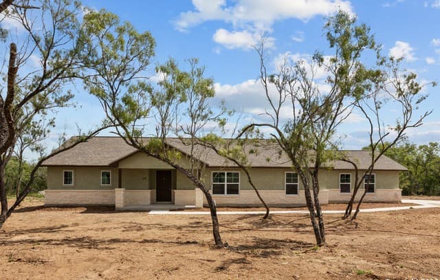 Home for sale at 117 Sylas Hayes Loop in Pleasanton, TX — photo 2
