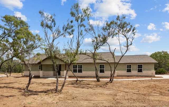 Home for sale at 117 Sylas Hayes Loop in Pleasanton, TX — photo 3