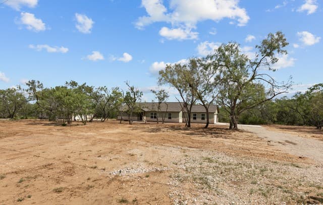 Home for sale at 117 Sylas Hayes Loop in Pleasanton, TX — photo 4