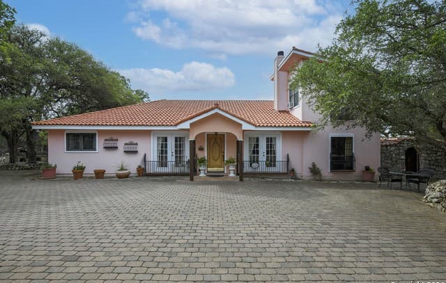 3-bedroom rental at 719 Cypress Bend Dr in Boerne, TX — photo 5