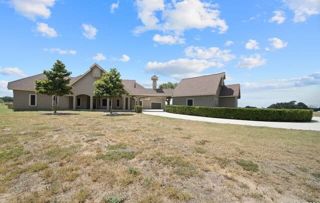 5-bedroom rental at 3022 Interstate 35 in Natalia, TX — photo 1
