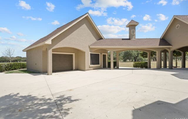 5-bedroom rental at 3022 Interstate 35 in Natalia, TX — photo 4