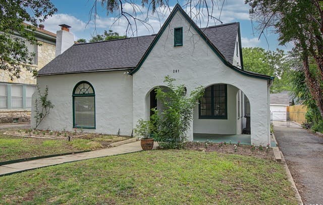 2-bedroom rental at 261 E Rosewood Ave in San Antonio, TX — photo 1
