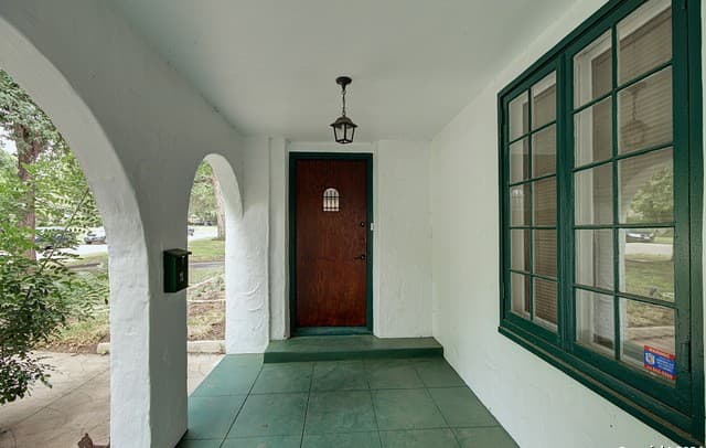 2-bedroom rental at 261 E Rosewood Ave in San Antonio, TX — photo 4
