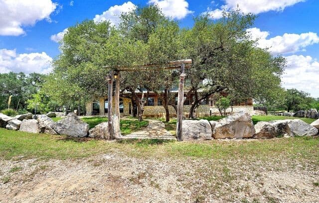 5-bedroom rental at 231 Pr 2510 in Hondo, TX — photo 5
