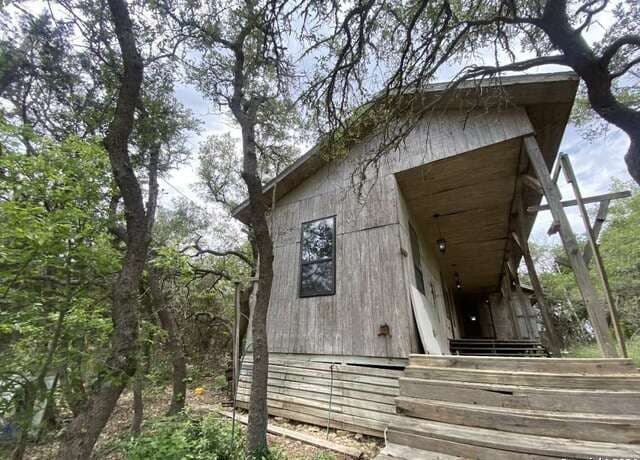 3-bedroom rental at 299 N Loop Dr in Blanco, TX — photo 2