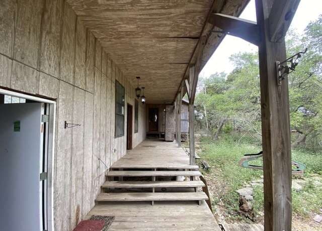 3-bedroom rental at 299 N Loop Dr in Blanco, TX — photo 3