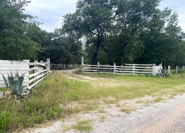 rental at 1550 E Hickory Ln in San Antonio, TX — photo 1