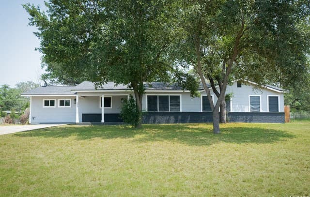 5-bedroom rental at 609 Hickory Highway in Devine, TX — photo 1
