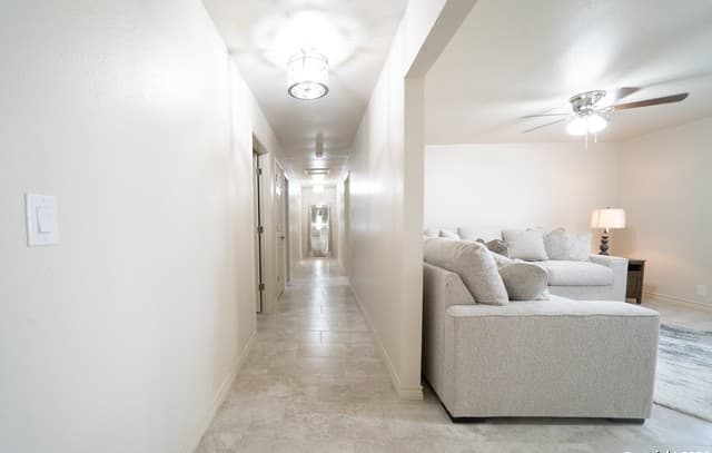 5-bedroom rental at 609 Hickory Highway in Devine, TX — photo 4