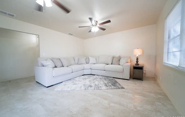 5-bedroom rental at 609 Hickory Highway in Devine, TX — photo 5