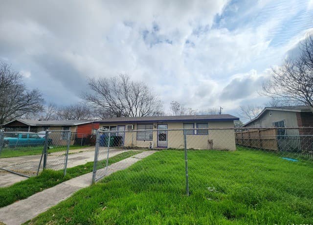 4-bedroom rental at 438 Park Plaza in San Antonio, TX — photo 1