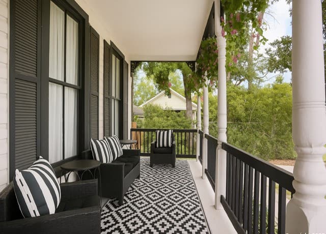 4-bedroom rental at 1613 N Olive St in San Antonio, TX — photo 2