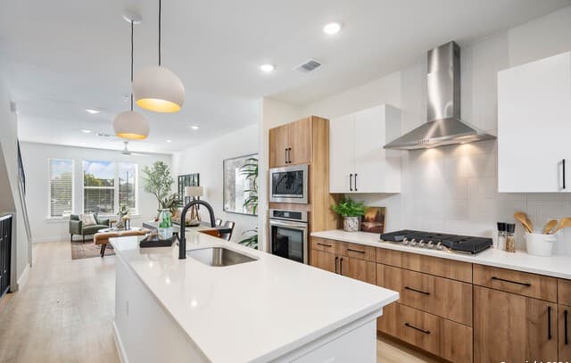 3-bedroom rental at 719 E Locust St Unit 4102 in San Antonio, TX — photo 1
