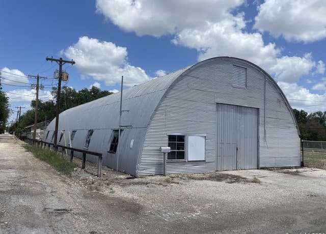 rental at 1905 Avenue R in Hondo, TX — photo 2