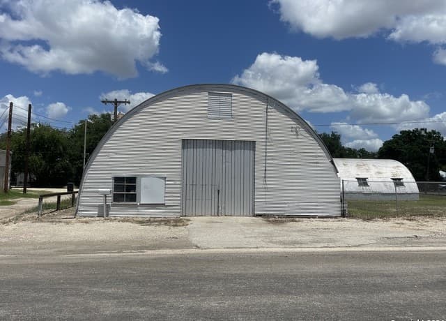 rental at 1905 Avenue R in Hondo, TX — photo 3