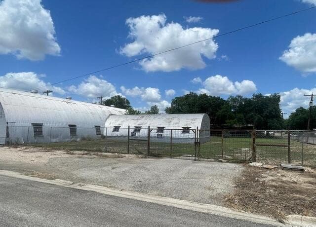rental at 1905 Avenue R in Hondo, TX — photo 4