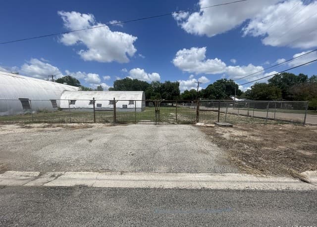 rental at 1905 Avenue R in Hondo, TX — photo 5