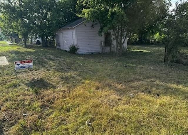 rental at 300 Virginia Blvd in San Antonio, TX — photo 1