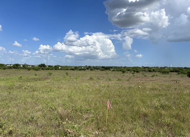 rental at 1098 Cr 329 in Floresville, TX — photo 2