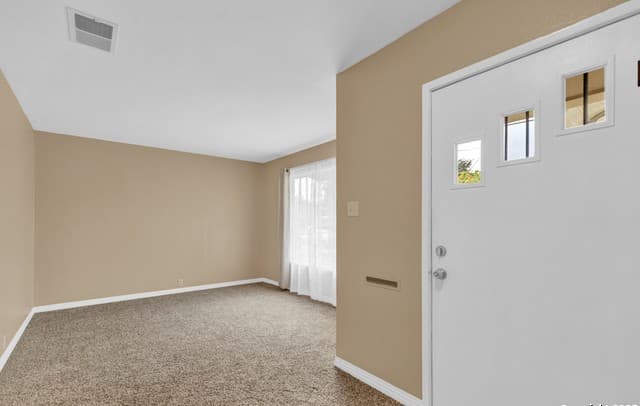 3-bedroom rental at 411 W Hart Ave in San Antonio, TX — photo 4