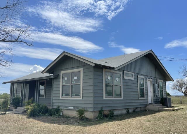 3-bedroom rental at 6220 Fm 2676 in Hondo, TX — photo 2