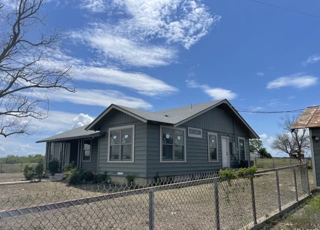 3-bedroom rental at 6220 Fm 2676 in Hondo, TX — photo 3