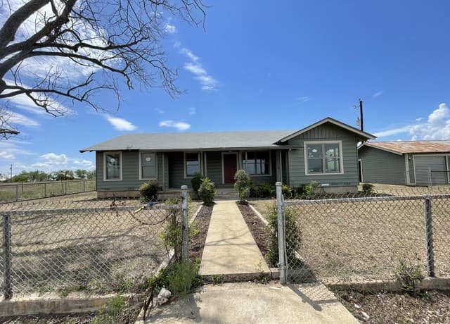 3-bedroom rental at 6220 Fm 2676 in Hondo, TX — photo 5