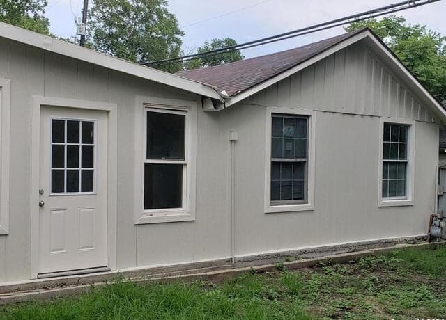 3-bedroom rental at 1406 Hicks Ave in San Antonio, TX — photo 3