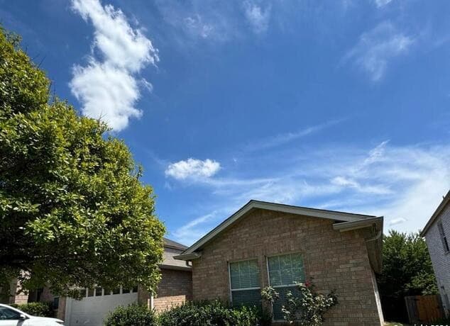 3-bedroom rental at 534 Gable PT in San Antonio, TX — photo 2