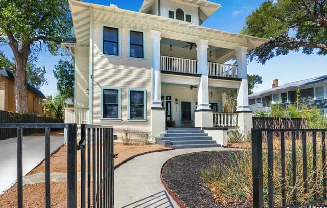 7-bedroom rental at 223 E Craig Pl in San Antonio, TX — photo 1