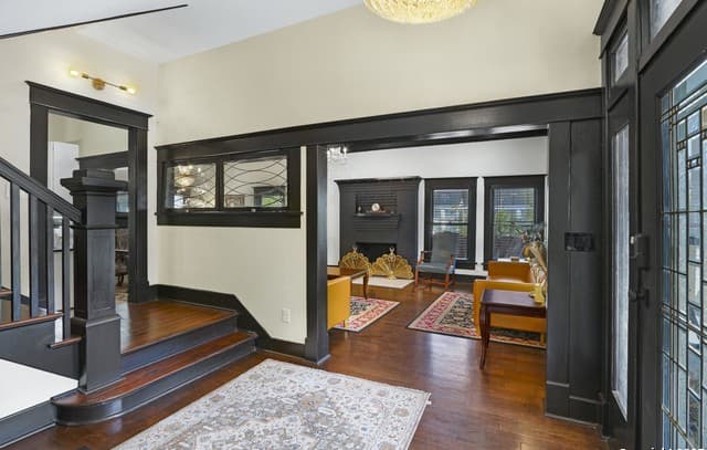 7-bedroom rental at 223 E Craig Pl in San Antonio, TX — photo 4