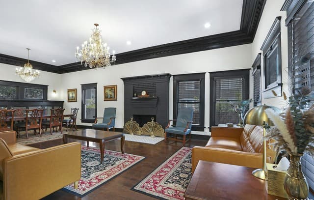7-bedroom rental at 223 E Craig Pl in San Antonio, TX — photo 5