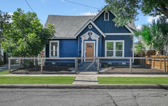 3-bedroom rental at 1218 Hays St in San Antonio, TX — photo 1