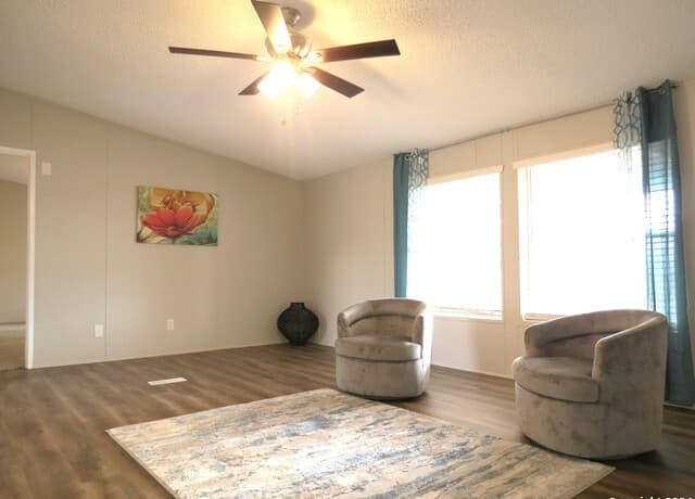 4-bedroom rental at 315 Loraine Dr in Devine, TX — photo 2