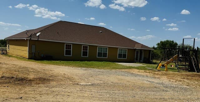 3-bedroom rental at 8546 Real Rd in San Antonio, TX — photo 3