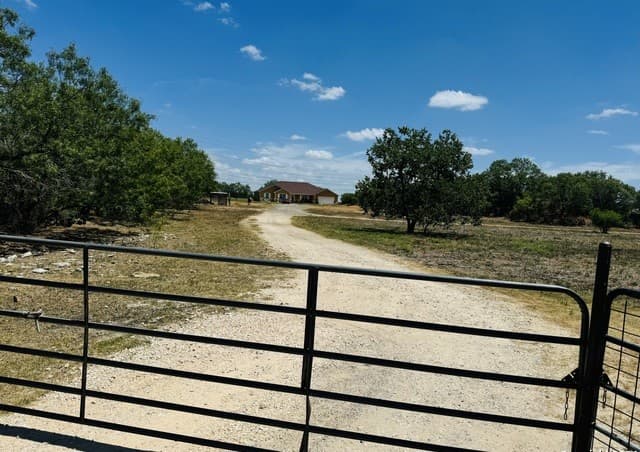 3-bedroom rental at 8546 Real Rd in San Antonio, TX — photo 4