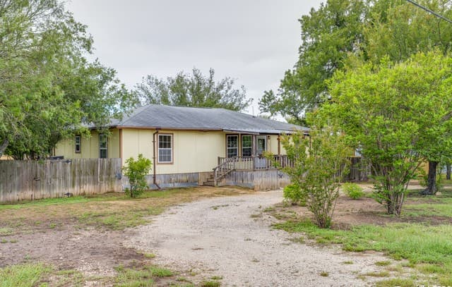 3-bedroom rental at 515 County Road 3821 in San Antonio, TX — photo 1