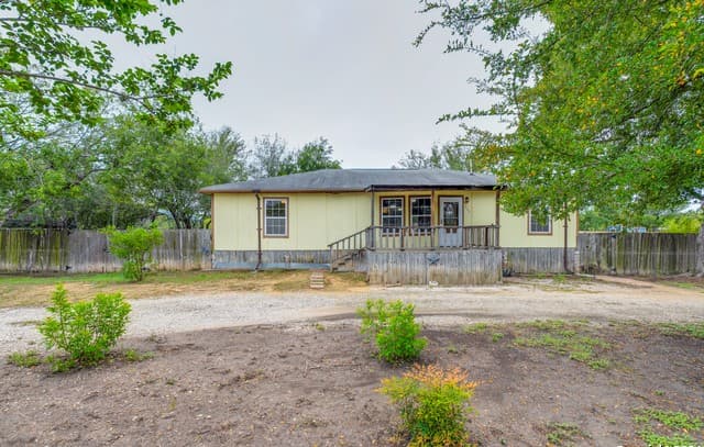3-bedroom rental at 515 County Road 3821 in San Antonio, TX — photo 3