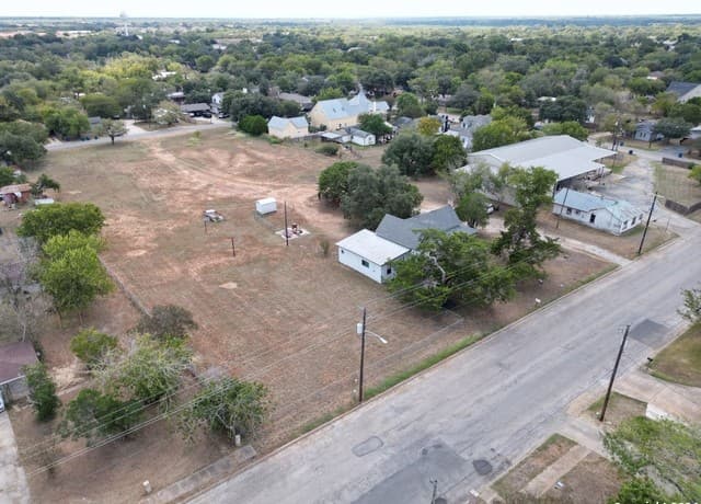 3-bedroom rental at 1510 C St in Floresville, TX — photo 1