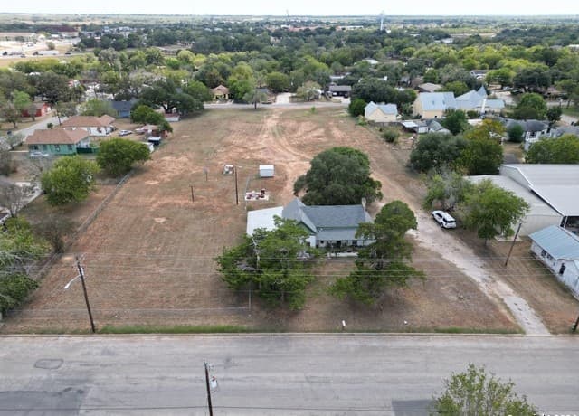 3-bedroom rental at 1510 C St in Floresville, TX — photo 2