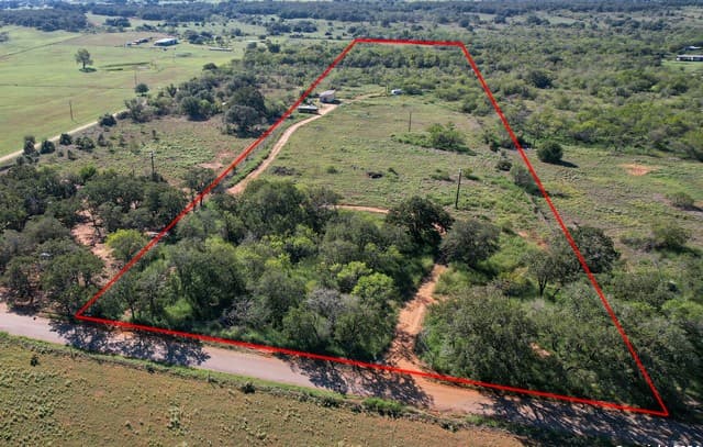 3-bedroom rental at 1366 County Road 467 in Stockdale, TX — photo 1