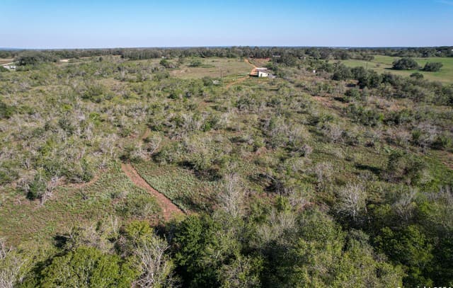 3-bedroom rental at 1366 County Road 467 in Stockdale, TX — photo 2