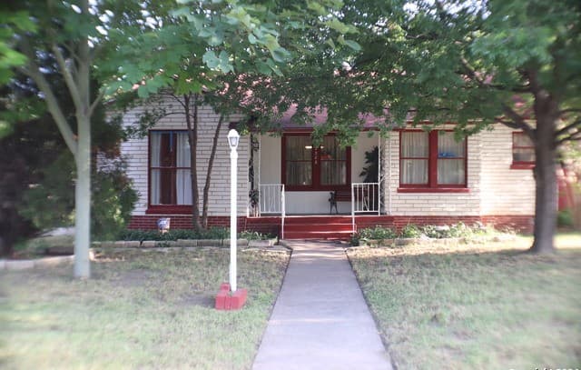3-bedroom rental at 2306 W Huisache in San Antonio, TX — photo 2