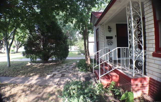 3-bedroom rental at 2306 W Huisache in San Antonio, TX — photo 3
