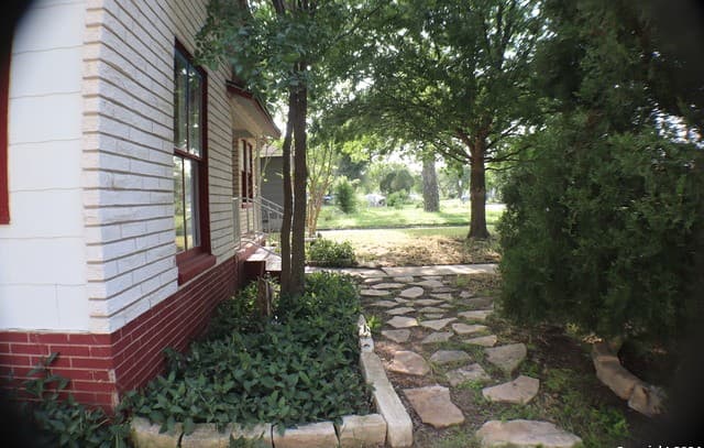 3-bedroom rental at 2306 W Huisache in San Antonio, TX — photo 4