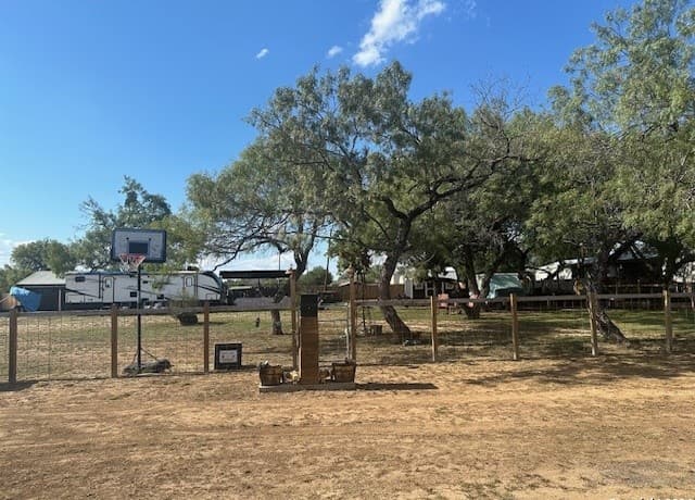 rental at 507 Mulberry St in Jourdanton, TX — photo 2