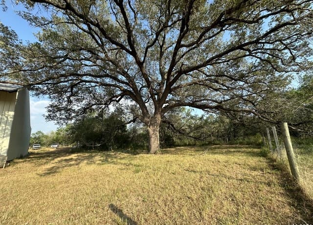 3-bedroom rental at 10.5+- AC 19366 Benton City Rd in Somerset, TX — photo 2